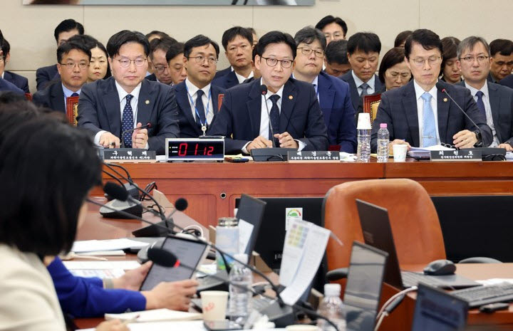 배경훈 부총리 겸 과학기술정보통신부 장관이 23일 국회에서 열린 과학기술정보방송통신위원회 종합감사에서 위원 질문에 답하고 있다. (사진=연합뉴스)