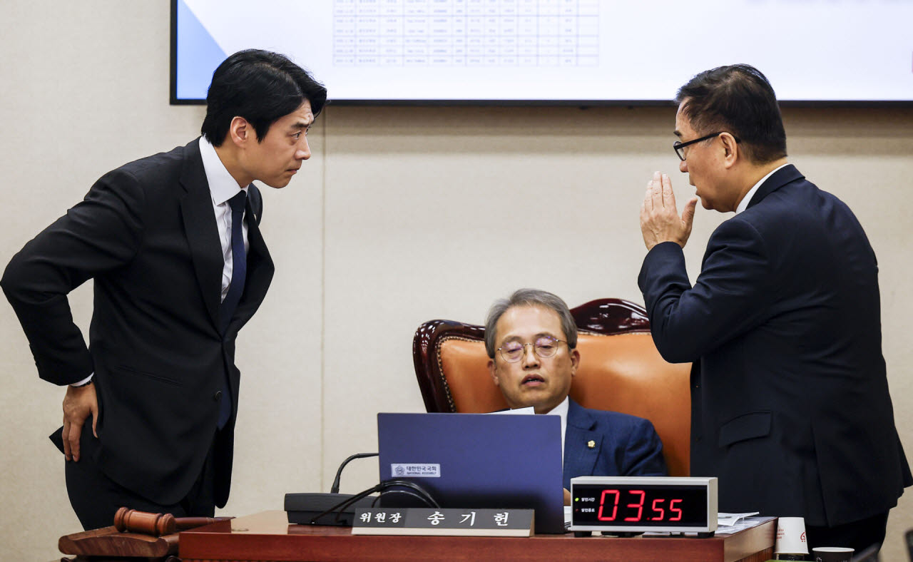 국회 과학기술정보방송통신위원회 송기헌 위원장과 여야 간사인 한준호 더불어민주당 의원, 최형두 국민의힘 의원이 23일 서울 여의도 국회에서 열린 과학기술정보방송통신위원회의 종합감사에서 대화를 나누고 있다. (사진=뉴시스)