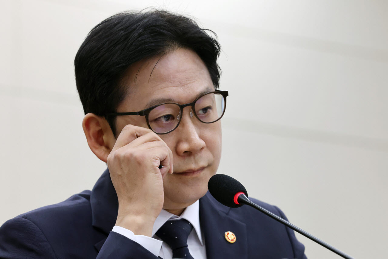 배경훈 부총리 겸 과학기술정보통신부 장관이 23일 국회에서 열린 국회 과학기술정보방송통신위원회의 과학기술정보통신부 등에 대한 국정감사 종합감사에서 안경을 고쳐쓰고 있다. (사진=뉴스1)