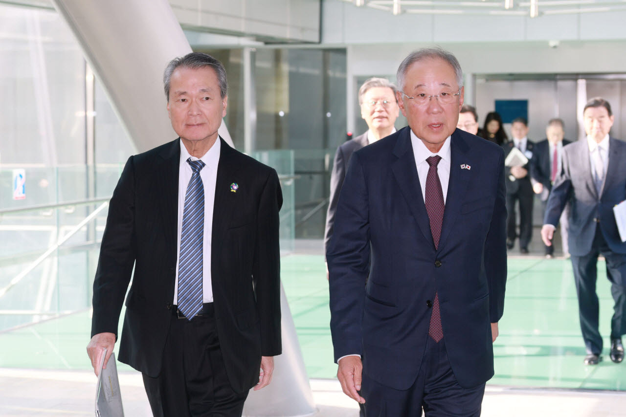 류진 한국경제인협회 회장과 츠츠이 요시노부 경단련 회장이 23일 FKI타워 컨퍼런스센터에서 열린 ‘제33회 한일재계회의’에 참석하고 있다. (사진=한경협)