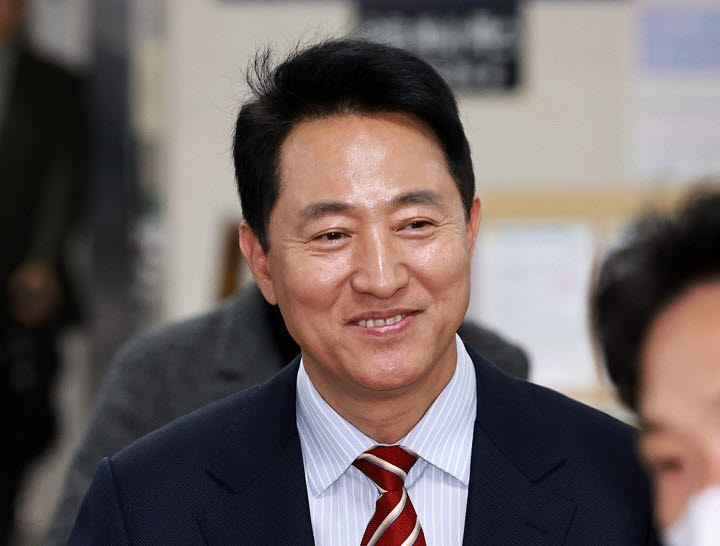 오세훈 서울시장이 서울시장직 유지 여부가 달린 '명태균 여론조사 대납 의혹' 항소심 선고일인 23일 서울 서초구 서울고법에 도착해 법정으로 향하고 있다. (사진=공동취재)