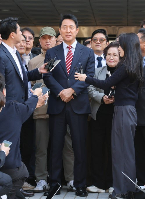 오세훈 서울시장이 23일 서울 서초구 서울고법에서 열린 '명태균 여론조사 대납 의혹 사건' 항소심 선고 공판 뒤 무죄 판결과 관련해 입장을 밝히고 있다.(사진=연합뉴스)