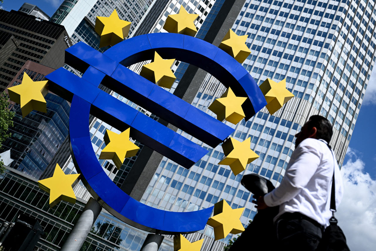 독일 프랑크푸르트의 옛 유럽중앙은행(ECB) 건물 앞 유로화 조형물 옆을 한 시민이 지나가고 있다.(사진=AFP)