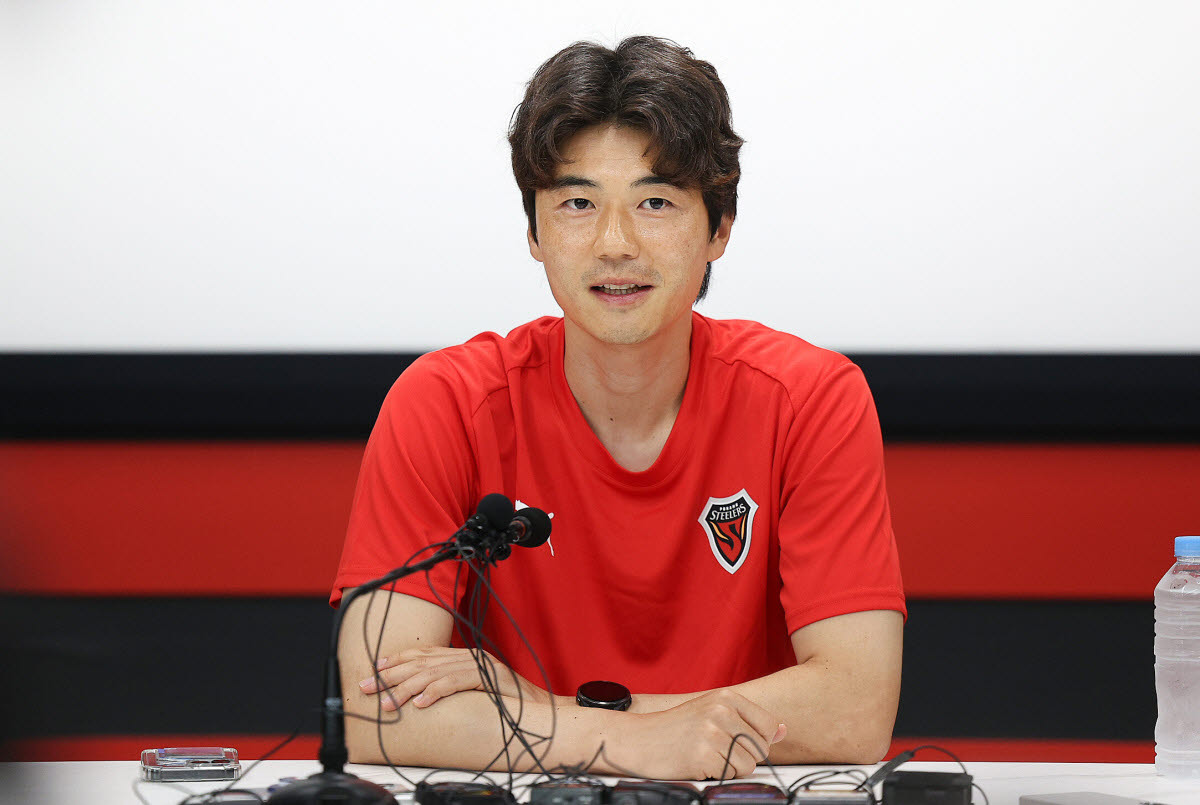 포항 스틸러스에 입단한 축구선수 기성용 씨. (사진=연합뉴스)