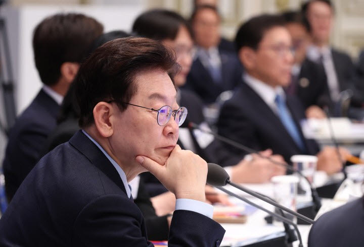 이재명 대통령이 23일 청와대에서 열린 규제합리화위원회 2차 전체회의에서 참석자 발언을 듣고 있다.(사진=연합뉴스)