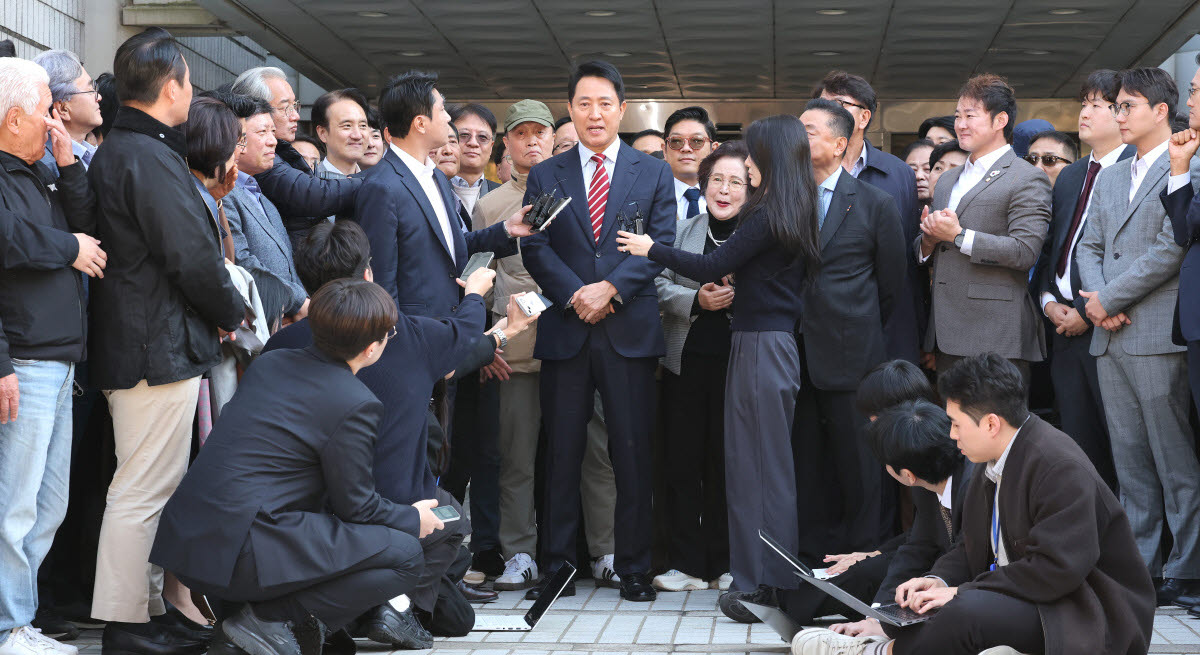 오세훈 서울시장이 23일 서울 서초구 서울고법에서 열린 '명태균 여론조사 대납 의혹 사건' 항소심 선고 공판 뒤 무죄 판결과 관련해 입장을 밝히고 있다.(사진=연합뉴스)