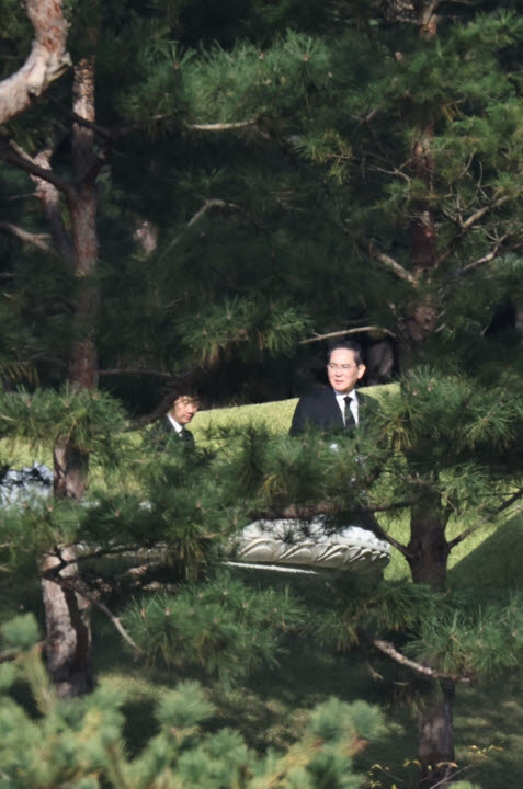 이재용 삼성전자 회장이 23일 경기도 수원 선영에서 열린 고 이건희 삼성그룹 회장 6주기 추도식에 참석했다. (사진=연합뉴스)