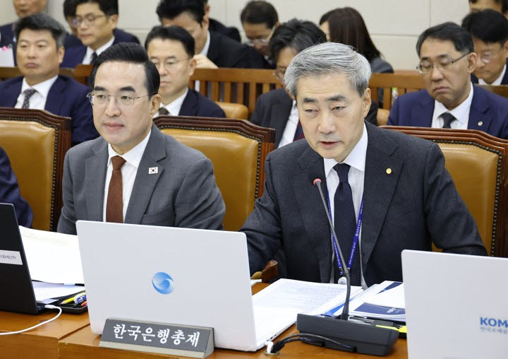 종합 감사에서 답변하는 신현송 한국은행 총재. (사진=연합뉴스)