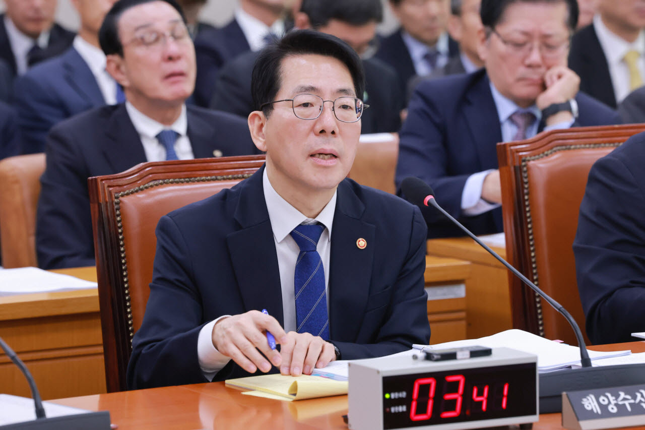 황종우 해양수산부 장관이 23일 국회 농림축산식품해양수산위원회에서 열린 해양수산부 등에 대한 종합감사에서 농해수위원 질의에 답하고 있다.(사진=연합뉴스)