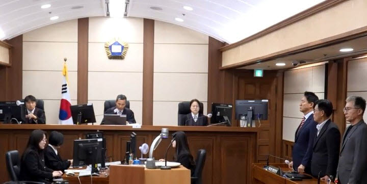 오세훈 서울시장이 23일 서초구 서울고등법원에서 열린 정치자금법 위반 혐의 항소심 선고공판에서 선고 주문을 듣고 있다. 서울고법 형사7부(구회근 부장판사)는 '명태균 여론조사비 대납 의혹'으로 재판에 넘겨진 오 시장에게 무죄를 선고했다. (사진=서울고등법원 제공)