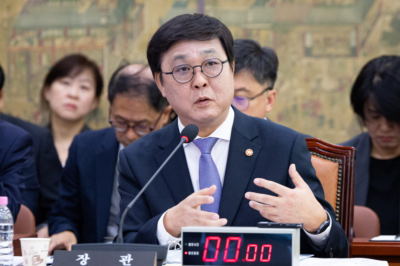 최휘영 문화체육관광부 장관이 23일 서울 여의도 국회에서 열린 문화체육관광위원회의 문화체육관광부 등에 대한 국정감사 종합감사에 출석해 의원 질의에 답하고 있다(사진=뉴스1).