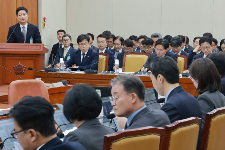 홍범식 LG유플러스 대표가 23일 국회 과학기술정보방송통신위원회에서 열린 과학기술정보통신부 등에 대한 종합감사에 일반증인으로 출석해 과방위원 질의에 답하고 있다. (사진=엲바뉴스)