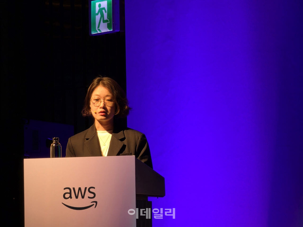 오사랑 한화솔루션 AI 팀장이 23일 서울 강남구 파르나스타워에서 열린 ‘AWS AI 웨이브’ 기조연설에서 발표하고 있다.(사진=윤정훈 기자)
