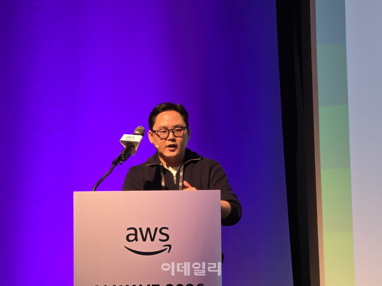 박민우 당근 소프트웨어 엔지니어는 23일 서울 강남구 파르나스호텔에서 열린 ‘AWS AI 웨이브’ 행사에서 발표하고 있다(사진=윤정훈 기자)