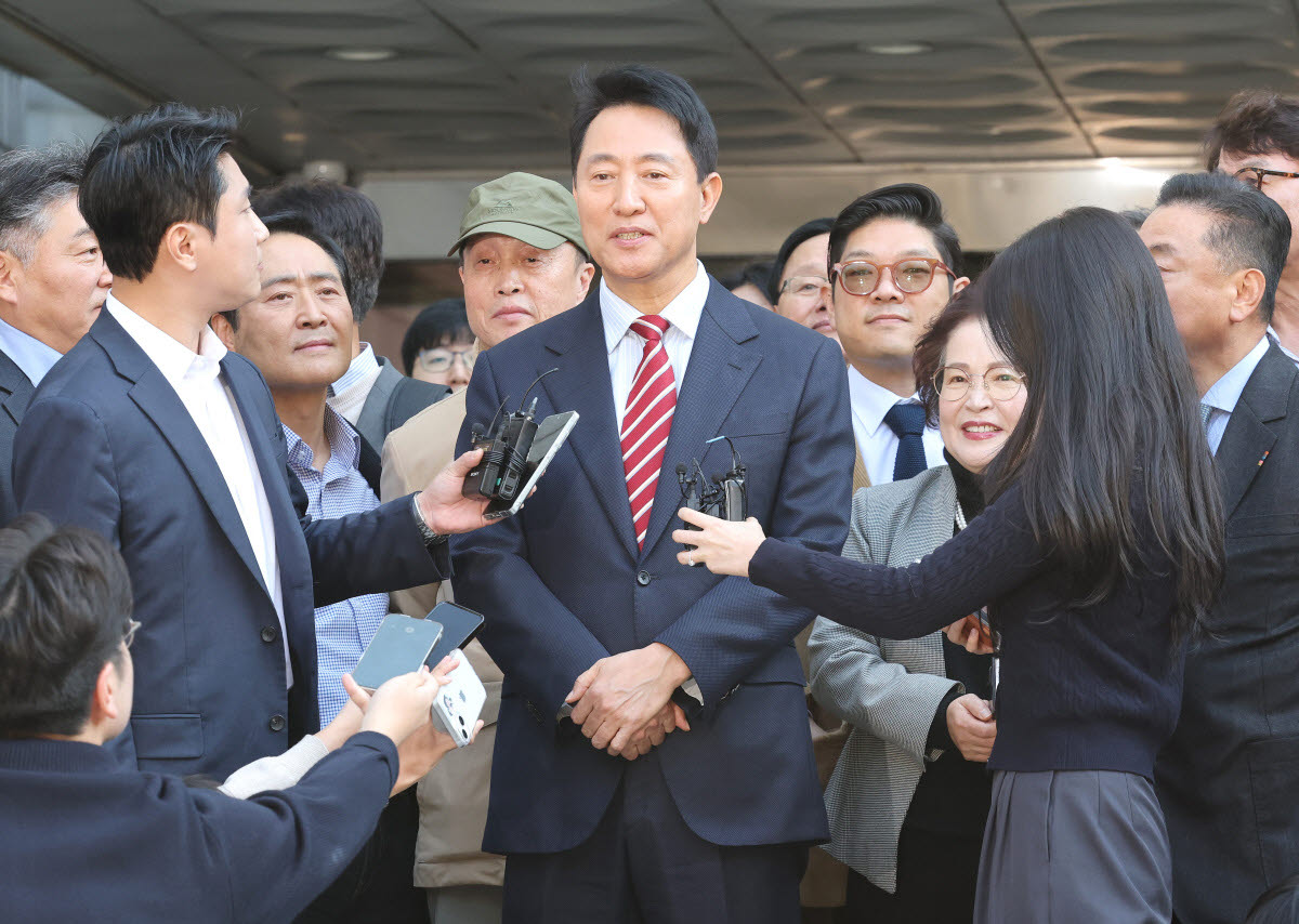 항소심 무죄, 입장 밝히는 오세훈 서울시장_(서울=연합뉴스) 김주형 기자 = 오세훈 서울시장이 23일 서울 서초구 서울고법에서 열린 '명태균 여론조사 대납 의혹 사건' 항소심 선고 공판 뒤 무죄 판결과 관련해 입장을 밝히고 있다. 2026.10.23 kjhpress@yna.co.kr