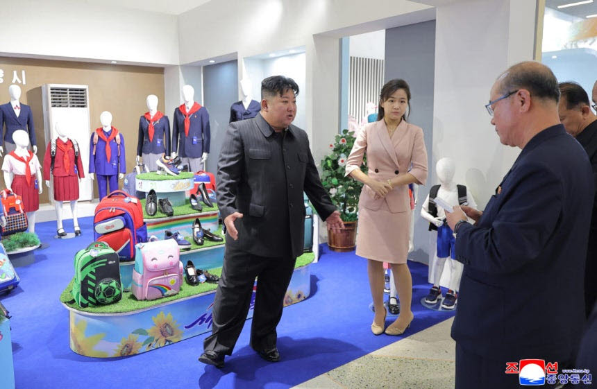 김정은 북한 국무위원장이 지난 19일 딸 주애, 부인 리설주 여사와 함께 '새 제품 개발과 질 제고 열풍'을 주제로 열리는 경공업 부문 피복ㆍ신발 전시회장을 돌아봤다고 조선중앙통신이 20일 보도했다.(사진=연합뉴스)