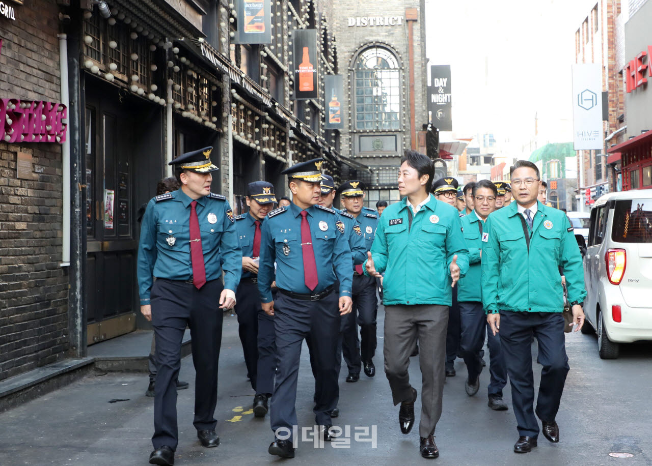 [포토] 용산구, 핼러윈 앞두고 합동 안전 점검