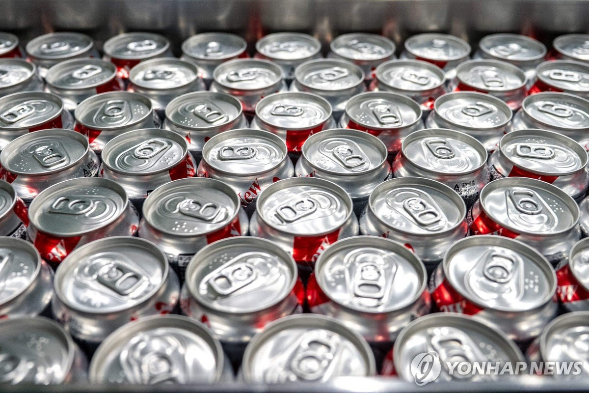 아사히 그룹 홀딩스 이바라키 양조장 시설 견학 행사에서 맥주 캔들이 촬영됐다. (사진=AFP)