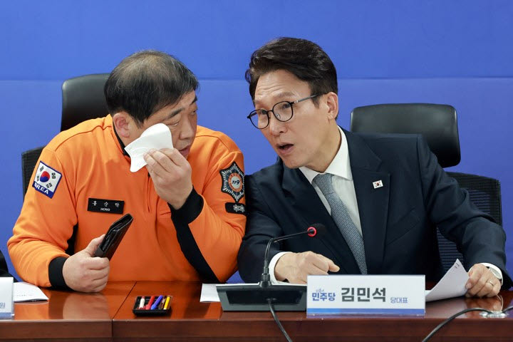 김민석 더불어민주당 대표가 23일 국회 의원회관에서 열린 민주당 소방 현장 지원 강화를 위한 간담회에서 홍순탁 전국소방안전공무원노동조합 위원장과 대화하고 있다.(사진=연합뉴스)