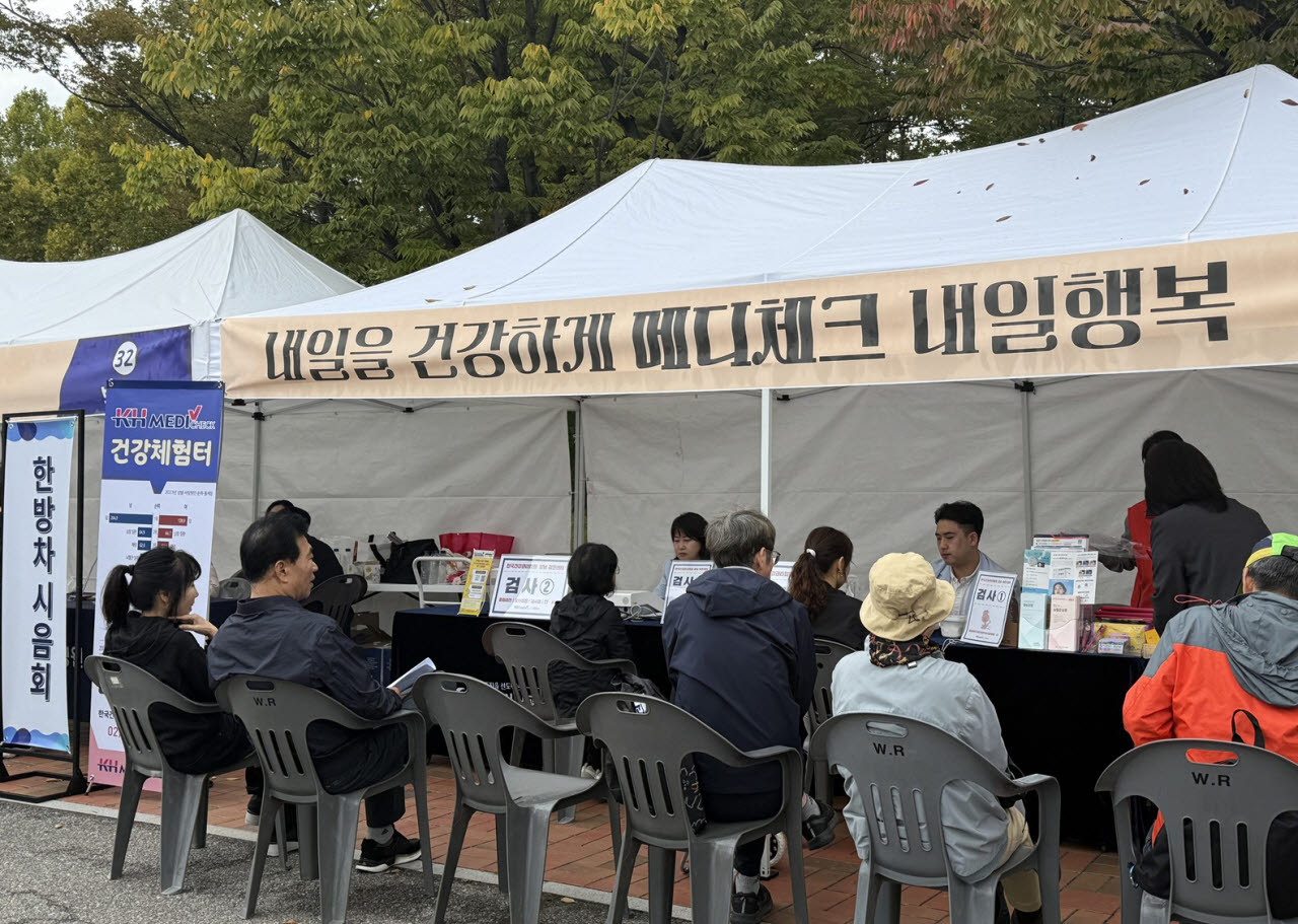 지난해 열린 송파복지박람회에서 참가자들이 체험부스를 이용하고 있다. (사진=송파구)