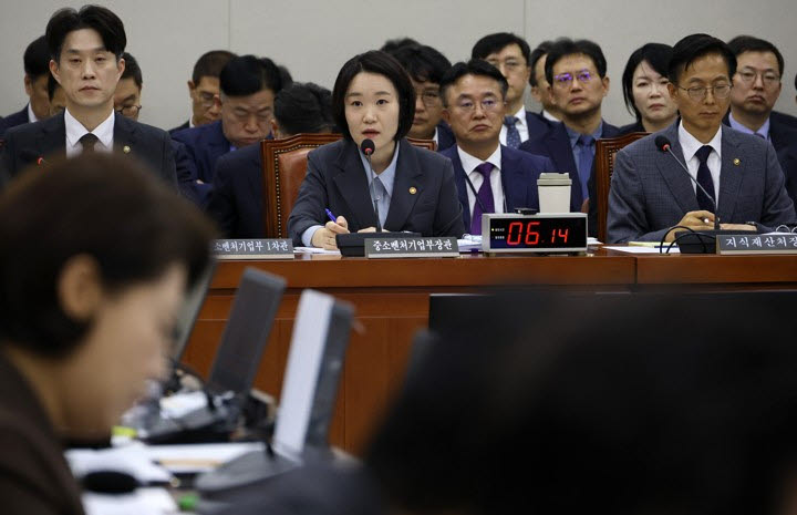 이소영 중소벤처기업부 장관이 23일 국회 산업통상자원중소벤처기업위원회에서 열린 2026년도 종합 국정감사에 출석해 질의에 답하고 있다. (사진=연합뉴스)