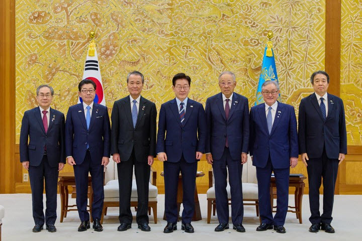 이재명 대통령이 23일 청와대에서 한일재계회의 대표단을 접견하고 류진 한국경제인협회 회장(오른쪽 세번째), 츠츠이 요시노부 일본경제단체연합회장(왼쪽 세번째) 등 참석자들과 기념촬영을 하고 있다. (연합뉴스)