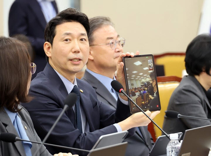 이정헌 더불어민주당 의원이 23일 국회에서 열린 과학기술정보방송통신위원회의 종합감사에서 AI 스마트 안경 관련 질의를 하며 감사장내 스마트 안경을 통해 도촬되는 화면을 실시간으로 보여주고 있다. (연합뉴스)