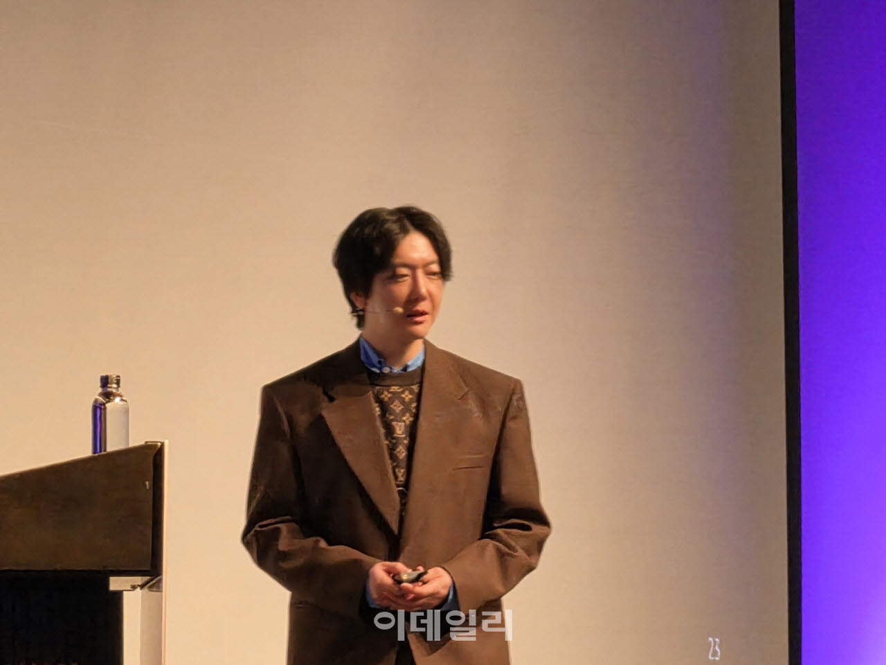박규태 아마존웹서비스(AWS) AI 스페셜리스트 솔루션즈 아키텍트가 23일 서울 강남구 그랜드 인터컨티넨탈 서울 파르나스에서 열린 ‘AWS AI 웨이브 2026’에서 발표를 하고 있다(사진=윤정훈 기자)