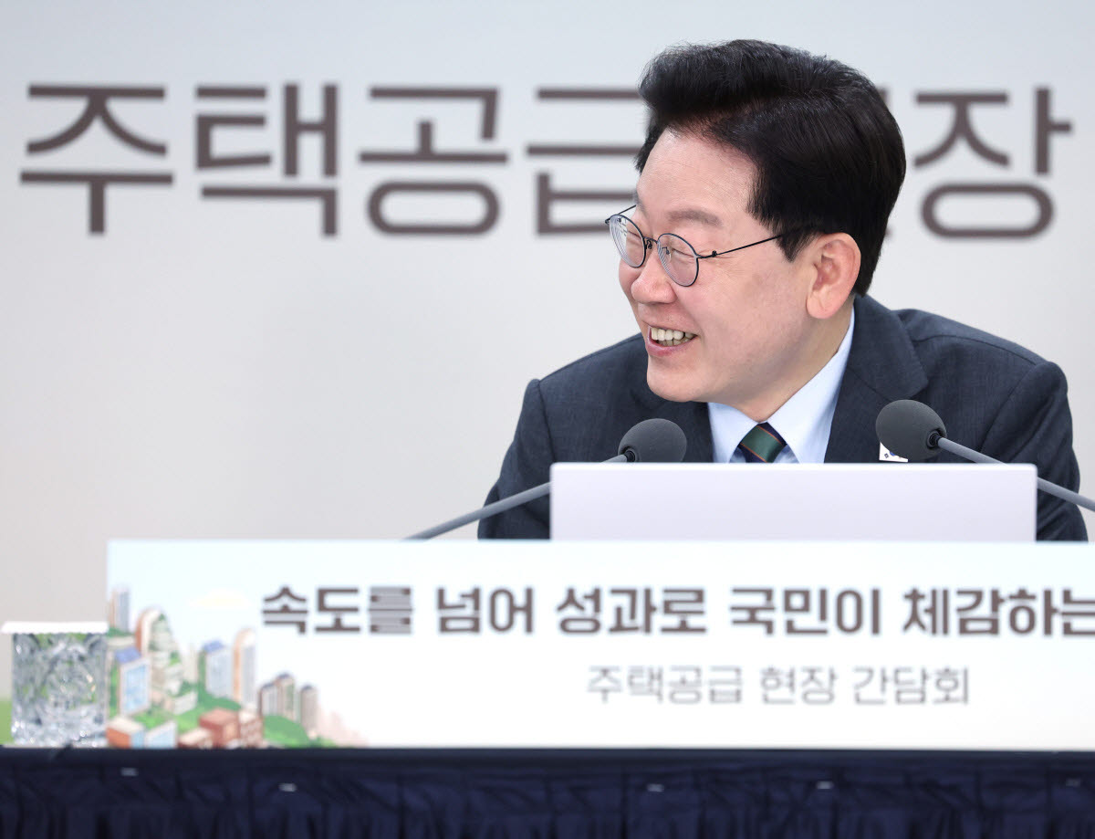 이재명 대통령이 20일 인천 계양 공공주택지구에서 열린 주택공급현장 간담회에서 미소를 짓고 있다.(사진=연합뉴스)