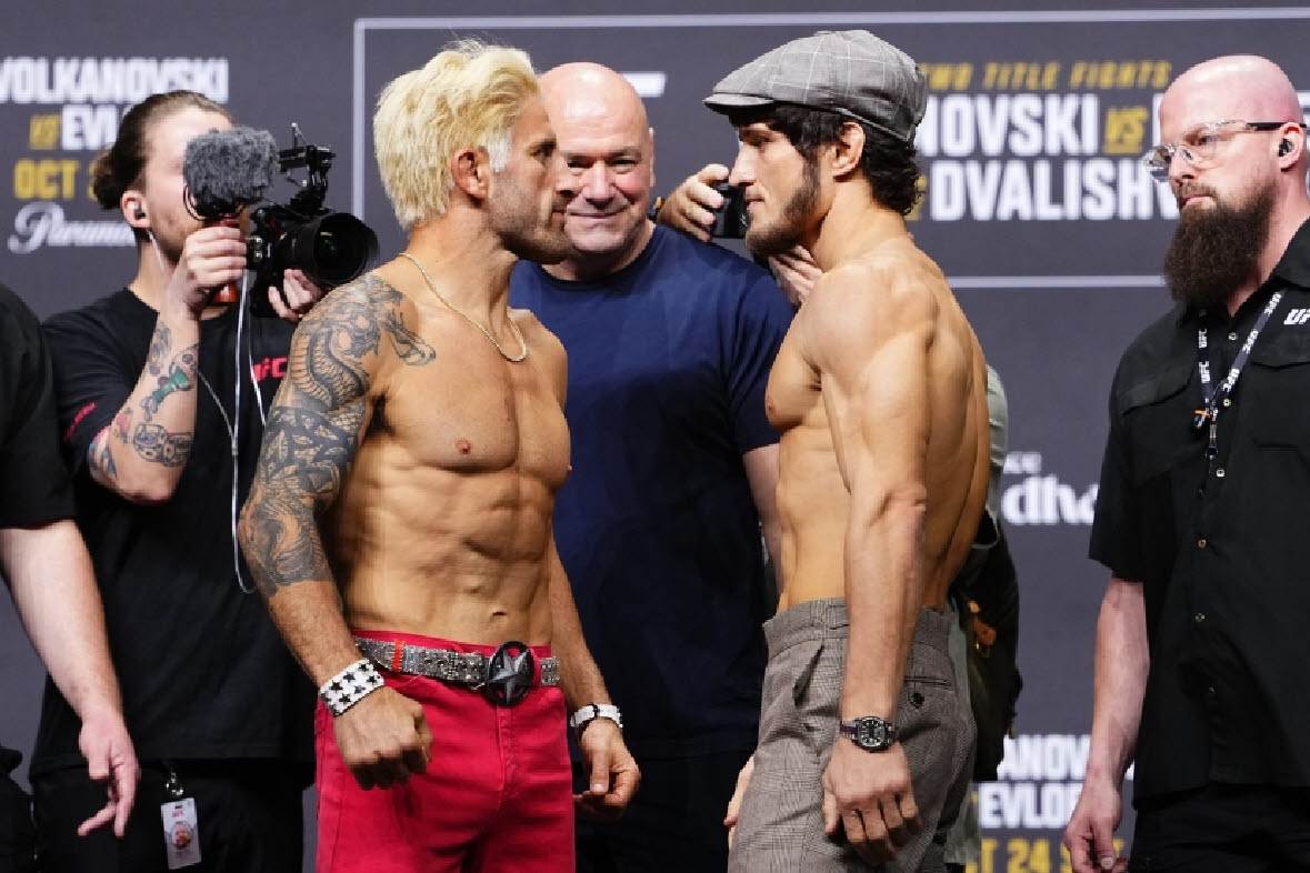 UFC 페더급 타이틀전을 벌이는 챔피언 알렉산더 볼카노프스키(왼쪽)와 모프사르 예블로예프가 신경전을 벌이고 있다. 사진=UFC
