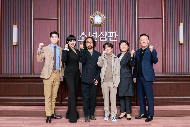 넷플릭스 시리즈 '소년심판'의 배우 김무열, 김혜수, 홍종찬 감독, 김민석 작가, 이정은, 이성민.(사진=넷플릭스)