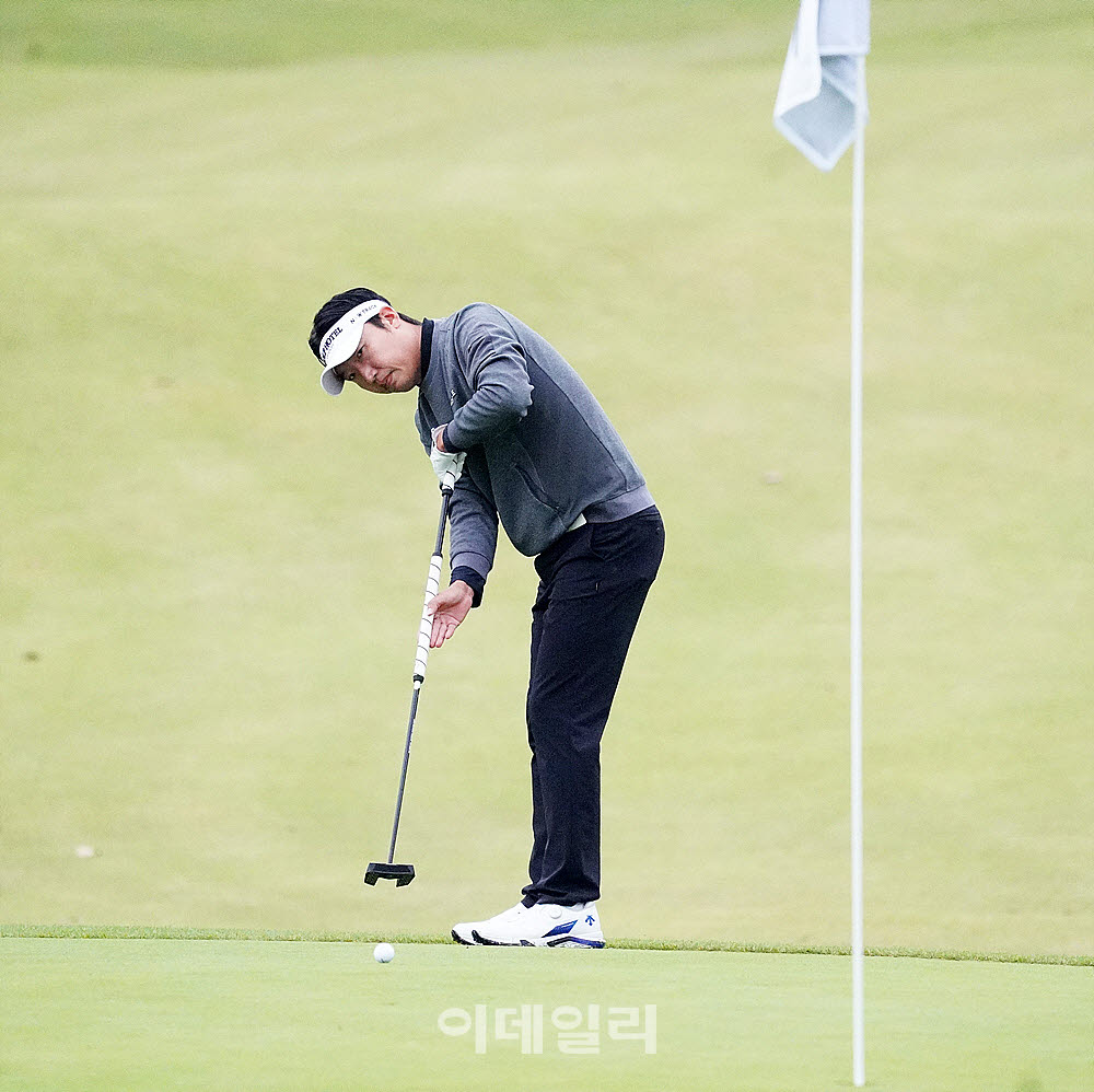 [포토] 박일환, 부드러운 터치로