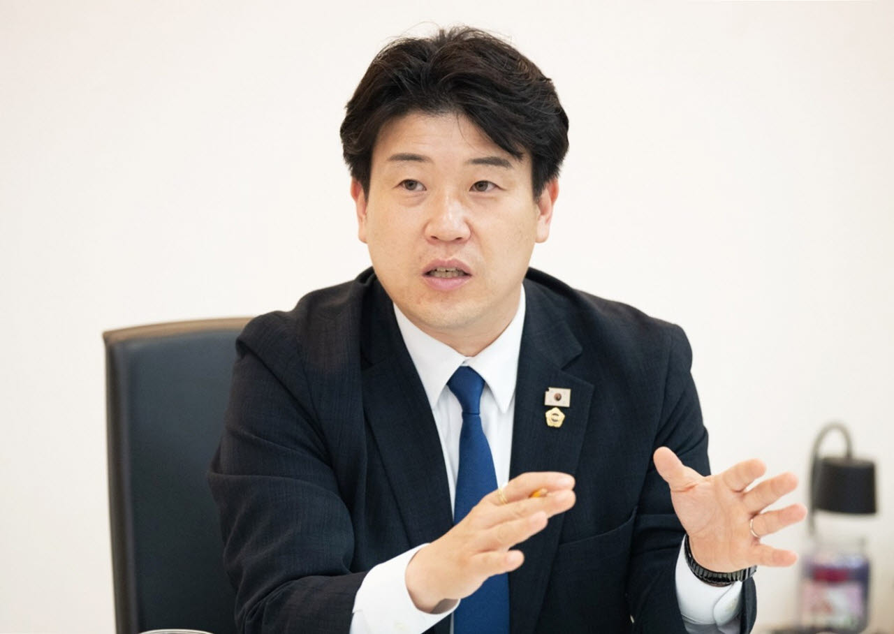 문세종 위원장이 23일 인천시의회 사무실에서 인터뷰를 하고 있다. (사진 = 인천시의회 제공)