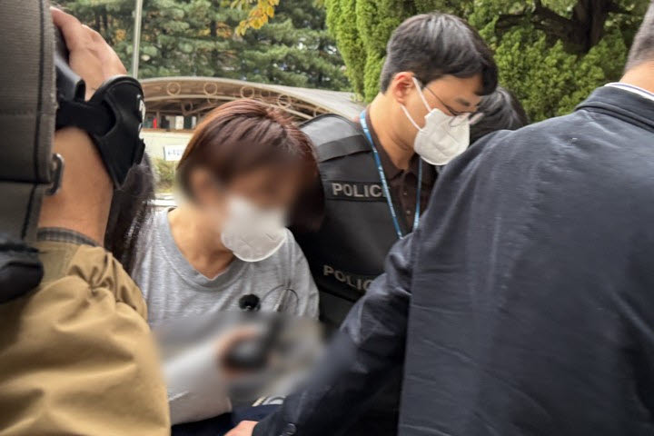 서울 강서구에서 60대 친어머니를 살해한 혐의를 받는 40대 여성 박모씨가 24일 서울 양천구 서울남부지방법원에서 열린 구속 전 피의자 심문(영장실질심사)에 출석하고 있다. 2026.10.24(사진=연합뉴스)