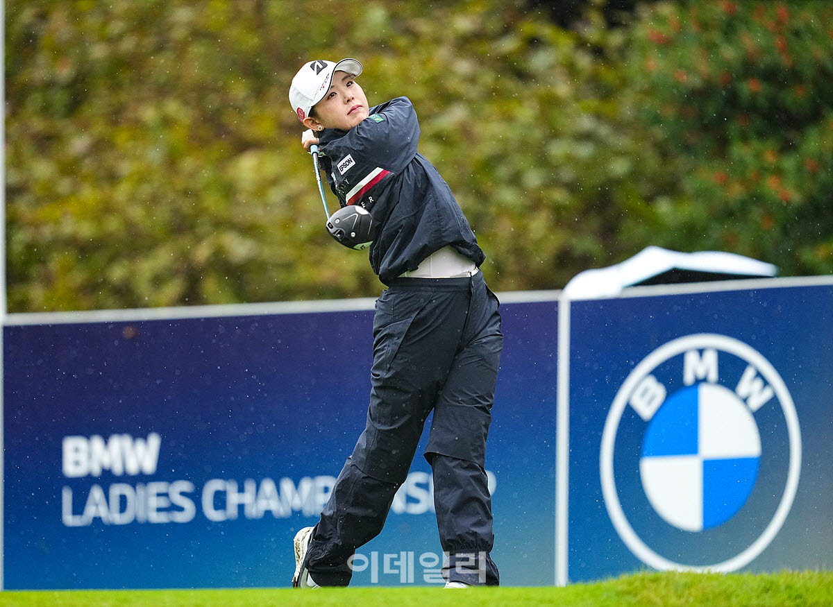 [포토]요시다 유리,타수를 줄여 리더보드 상단으로