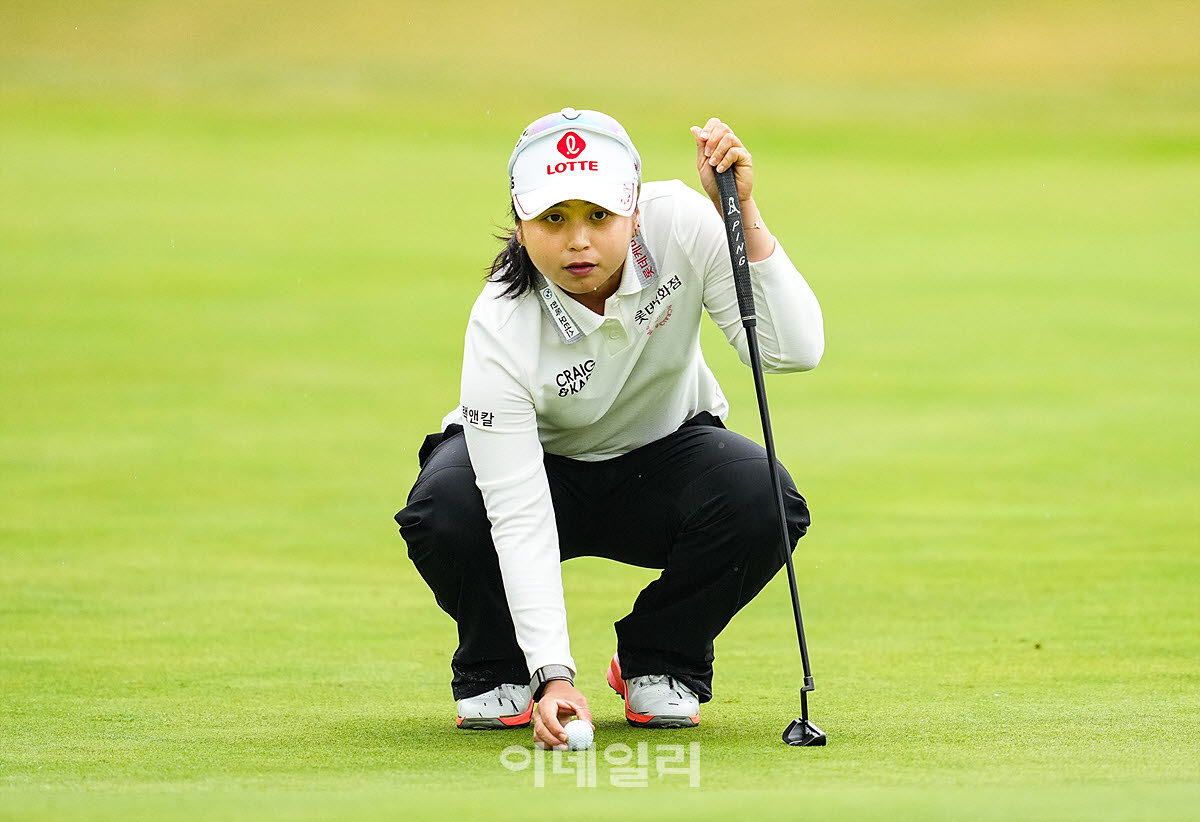 [포토]최혜진,연속 버디 위해 홀을 본다