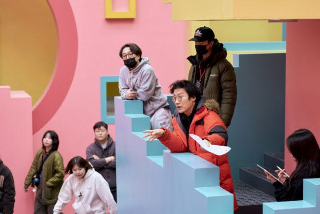 '오징어 게임' 촬영 현장에서 스태프들과 대화를 나누고 있는 황동혁 감독.(사진=넷플릭스)