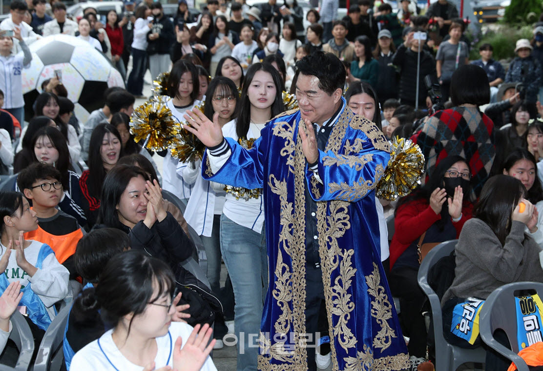 [포토] 응원단장으로 변신한 박준희 관악구청장