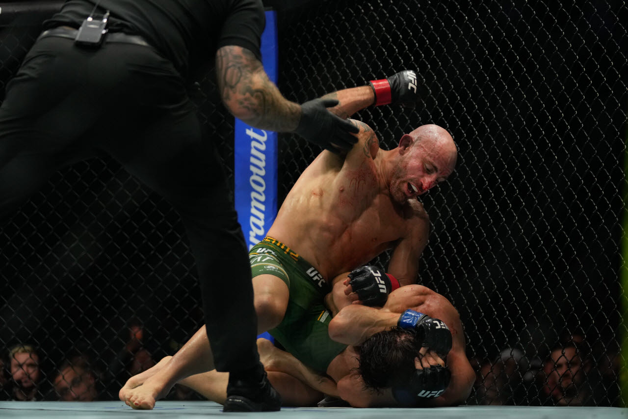 UFC 페더급 챔피언 알렉산더 볼카노프스키가 도전자 모프사르 예블로예프에게 파운딩 펀치를 퍼붓고 있다. 사진=AP PHOTO
