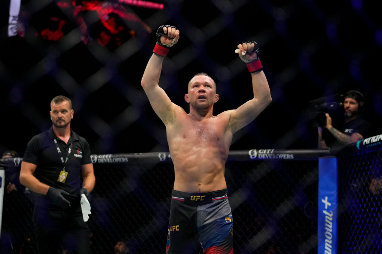 UFC 밴텀급 챔피언 표트르 얀이 도전자 메랍 드발리쉬빌리와 타이틀전에서 승리한 뒤 기뻐하고 있다. 사진=AP PHOTO