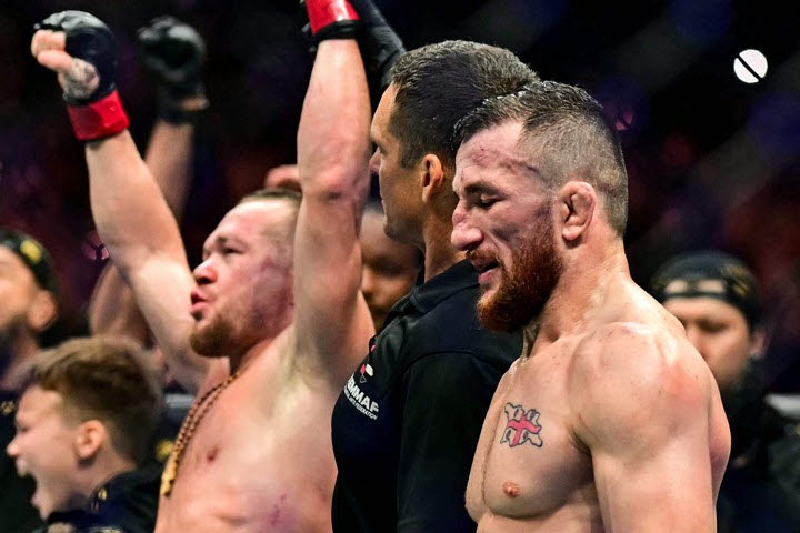 UFC 밴텀급 전 챔피언 메랍 드발리쉬빌리(오른쪽)가 챔피언 표트르 얀에게 패하자 아쉬움을 감추지 못하고 있다. 사진=AFPBBNews