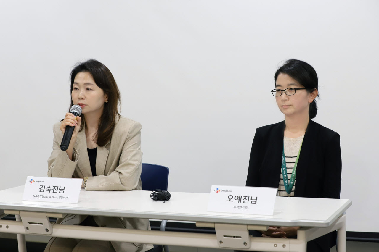 김숙진 CJ제일제당 식품마케팅실장 겸 한국사업본부장과 오예진 CJ제일제당 수석연구원이 지난 21일 CJ제일제당 햇반 30주년 간담회에서 질문에 답변하고 있다. (사진=CJ제일제당)