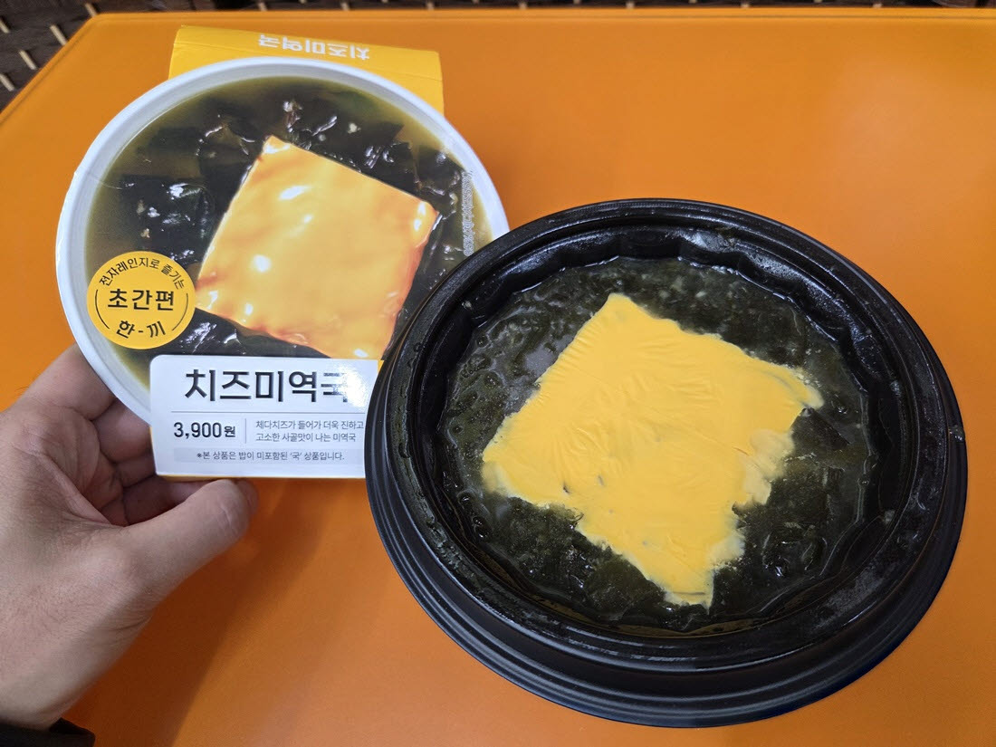 전자레인지에 데운 미역국 위에 체다치즈 한 장을 올린 모습. 30초간 추가 가열하면 치즈가 녹아 국물에 섞인다. (사진=한전진 기자)