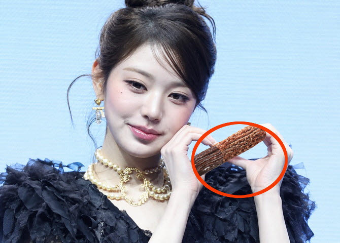 예쁘고, 완벽하고, 마음에 쏙 드는 상태를 칭찬의 의미로 '장원영'이라고 부르는 밈이 있다.(사진=이데일리 장원영 DB+파리바게트 홈페이지 츄러스 소개 캡처 by 챗 GPT)