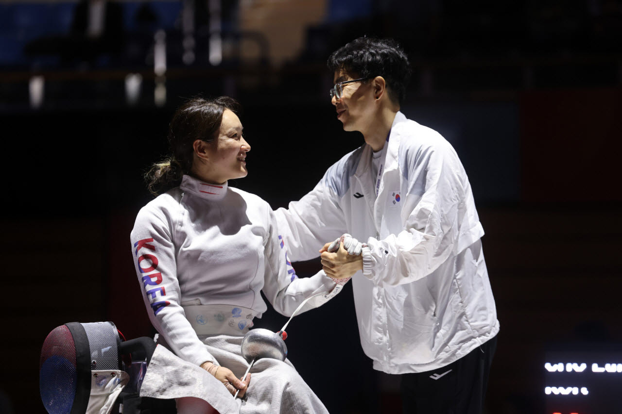 21일 일본 나고야시 이나에 스포츠센터에서 열린 2026 아이치·나고야 장애인아시아경기대회 펜싱 여자 에페 B 개인전 결승에서 한국 조은혜가 승리한 뒤 기뻐하고 있다.(사진=연합뉴스).
