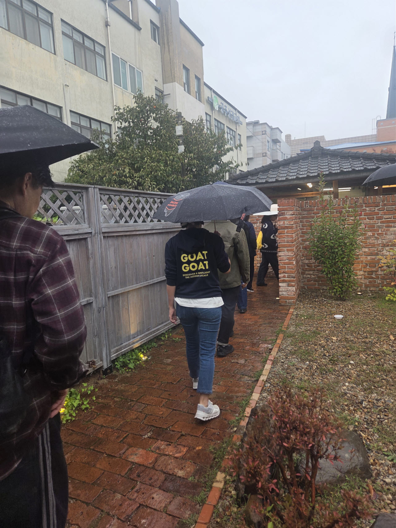 '오래된 질문'에 들어가려면 마치 인생처럼 미로를 지나야 한다.