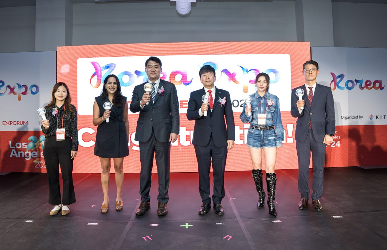 정강 주로스앤젤레스 총영사(왼쪽에서 세번째), 장석민 한국무역협회 전무(네번째), 가수 에일리(다섯번째)를 비롯한 주요 참석자들이 ‘2026 LA K-프리미엄 소비재전’ 개막식에서 기념촬영을 하고 있다. (사진=한국무역협회)
