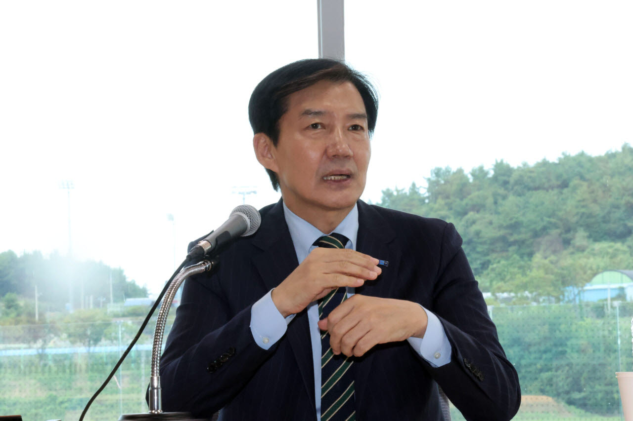 조국 조국혁신당 전 대표(혁신정책연구원장)이 지난달 2일 오후 전남광주 신안군 압해읍 보훈회관에서 열린 '2026 신안군 명사 초청 특강'에서 '호남정치의 미래'를 주제로 강연하고 있다.(사진=뉴스1)