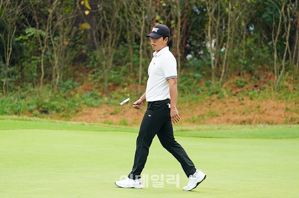 [포토] 신상훈, 침착하게 살피는 그린