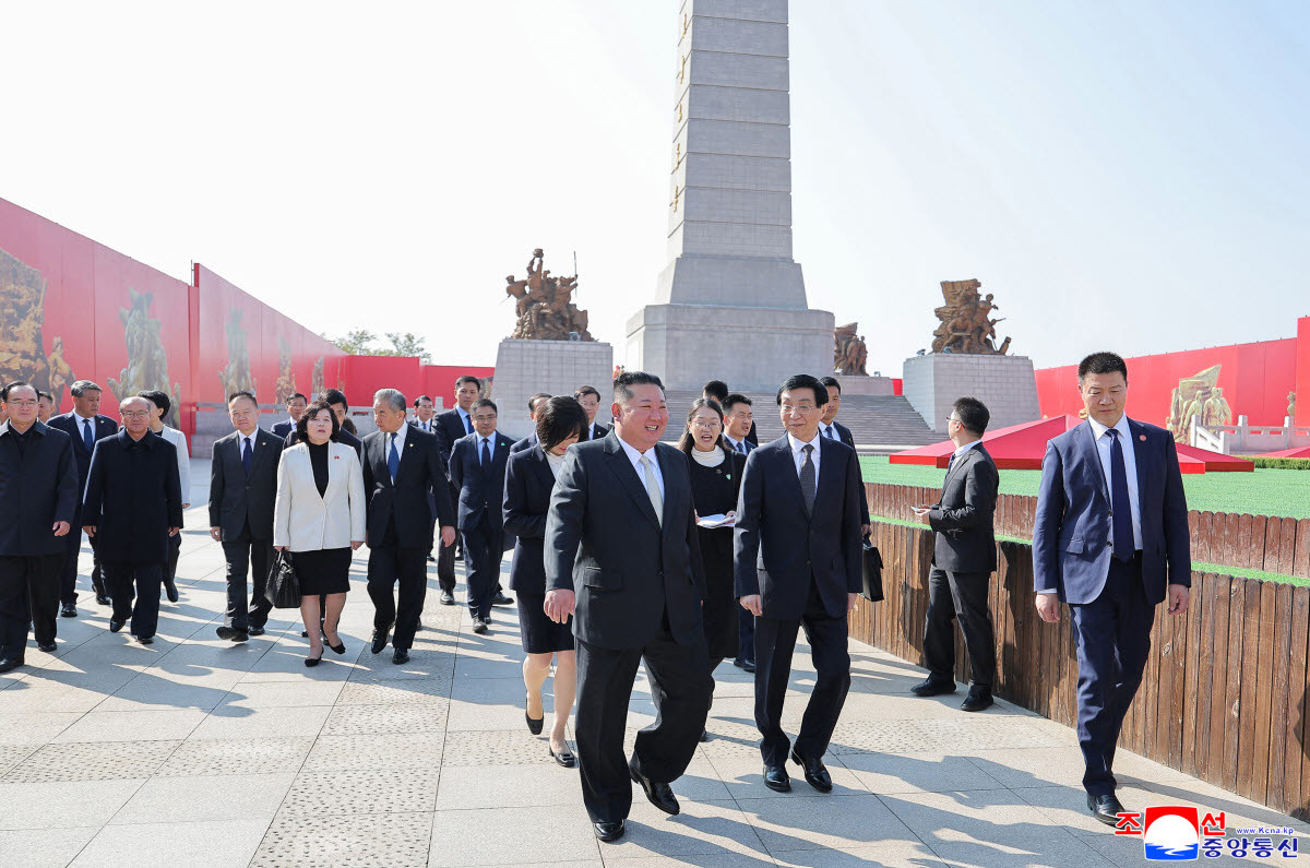 김정은 북한 국무위원장이 지난 24일 중국의 6·25전쟁 참전 기념일을 앞두고 랴오닝성 단둥을 방문해 북중 간 혈맹관계를 재확인하고 친선 계승 의지를 밝혔다고 조선중앙통신이 25일 보도했다.(사진=조선중앙통신 연합뉴스)